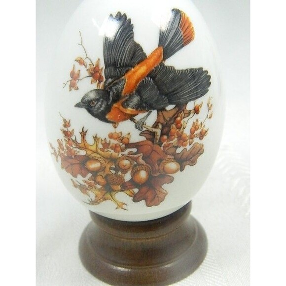 Set of Vintage Collectible Avon Four Seasons Porcelain Eggs 1984 w/ wooden stand - Picture 8 of 13